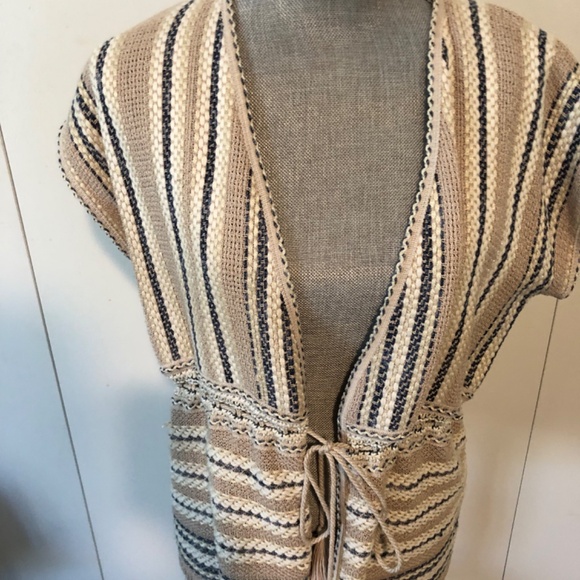 🕢 BRAND NAME CHICOS TOP LIKE NEW SIZE 1 - Picture 2 of 10